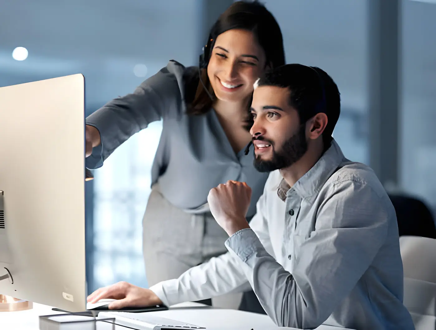 Dos colegas revisando en un monitor la calificación de prospectos