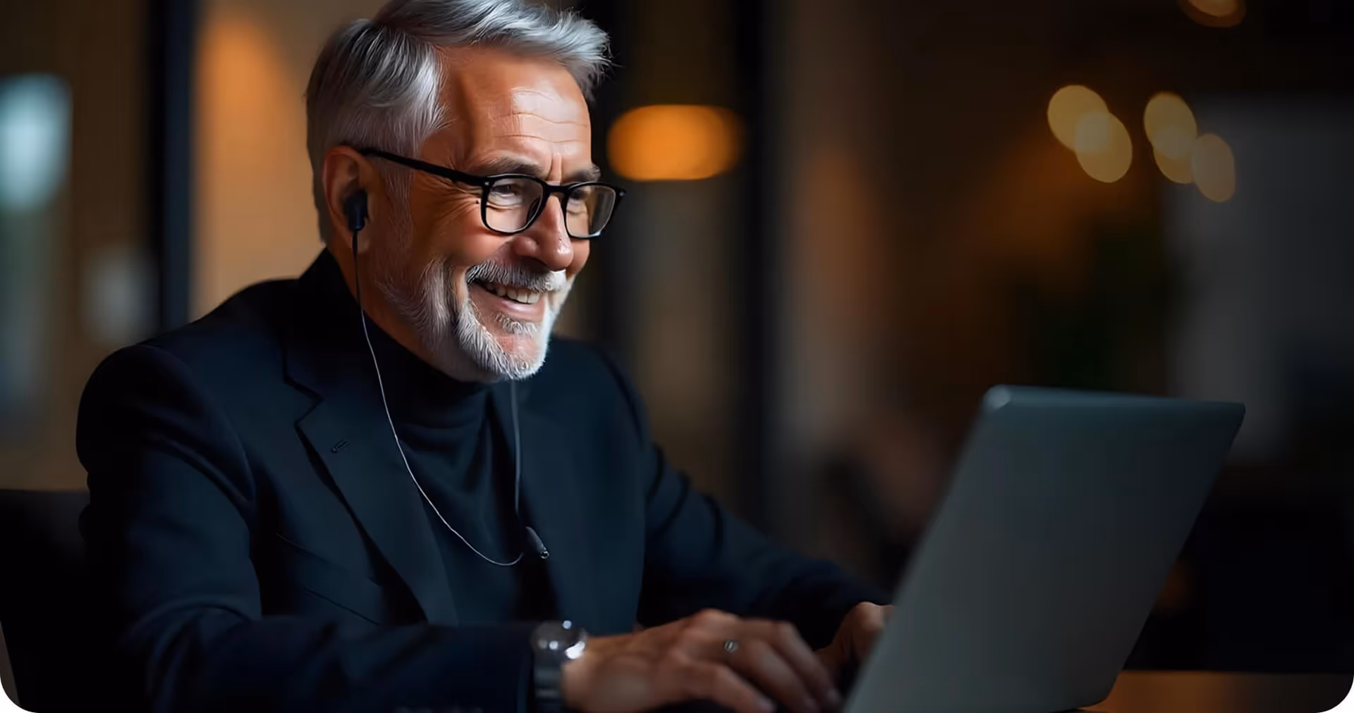 Empresario consultando el tablero de su negocio al final del día
