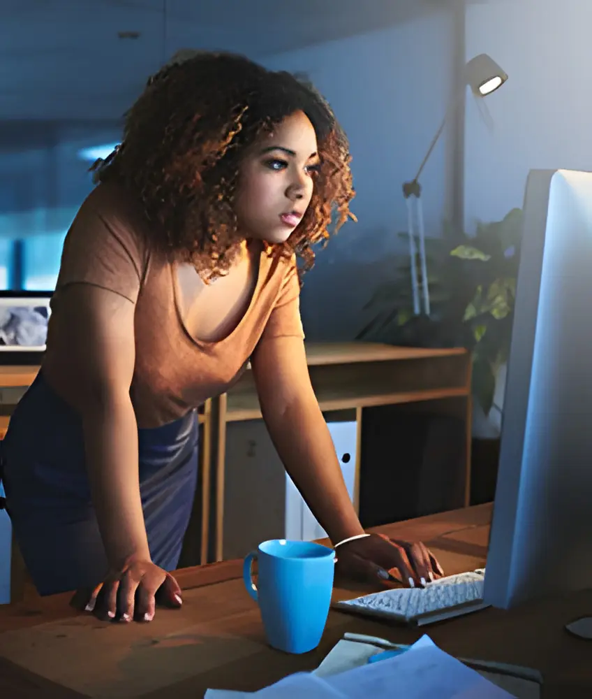 Responsable de operación revisando los indicadores acordados con el cliente